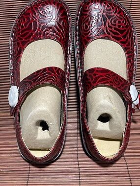 NIB Algeria Paloma “Red Swirly Scroll “Leather Mary Jane’s EU 40 (US 9-9.5)